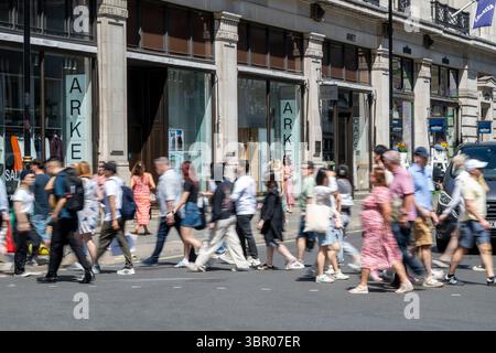 London, Großbritannien. 10. Juli 2025. Ein allgemeiner Überblick über den Verkehr in der Regent Street im West End. Jüngste Vorschläge zur Fußgängerzone der Oxford Street wurden genehmigt, und der Stadtrat Westminster und die Crown Estatehave haben neue Vorschläge zur Fußgängerzone der Regent Street zwischen Oxford Circus und St James’s Park und zur Erweiterung des Fußgängerbereichs Piccadilly Circus vorgelegt. Quelle: Stephen Chung / Alamy Live News Stockfoto