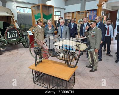 Rom, Italien. Juli 2025. Der tschechische Präsident Peter Paul (dritter von links) besucht am 10. Juli 2025 das historische Museum für militärische Kraftfahrzeuge in Rom, Italien. Der Präsident nahm an einer zweitägigen internationalen Konferenz über den Wiederaufbau der Ukraine in Rom Teil. Quelle: Marek Opatrny/CTK Photo/Alamy Live News Stockfoto