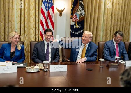 Präsident Donald J. Trump teilt mit Außenminister Marco Rubio während einer Kabinettssitzung, an der Generalstaatsanwalt Pam Bondi und andere Beamte teilnehmen. Die Gruppe sitzt an einem großen Konferenztisch in formeller Umgebung mit US-Flaggen und Präsidentendekor im Hintergrund. Aufgenommen im Weißen Haus, Washington, D.C. am 8. Juli 2025. Bild mit freundlicher Genehmigung des Weißen Hauses. Stockfoto