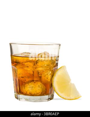 Negroni braunes Getränk in Whiskey-Glas-Eiswürfeln isoliert auf weiß Stockfoto