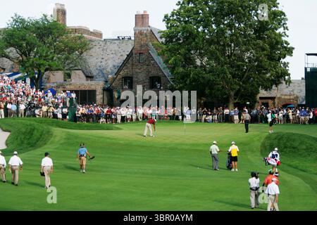 Tiger Woods splittert in der ersten Runde auf den 18. Platz 060615 / Winged Foot GC, NY, USA / USGA Open Championship 2006 Picture Credit: Mark Newcombe / visionsingolf.com die U.S. Open Championship 2006 war die 106. Ausgabe des Turniers, das vom 15. Juni bis 18. Juni 2006 im Winged Foot Golf Club (West Course) in Mamaroneck, New York, ausgetragen wurde. Stockfoto