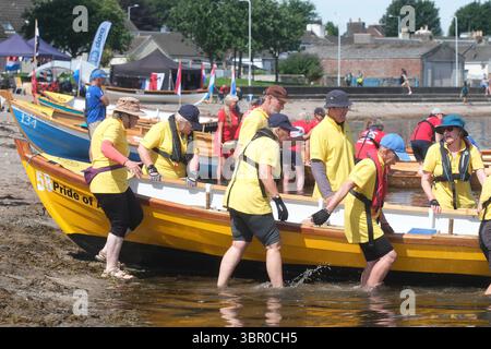 Stranraer, Galloway, Schottland, Großbritannien - SkiffieWorlds - Donnerstag, 10. Juli 2025 – über 2.000 Teilnehmer aus 79 Küstenruderclubs aus ganz Großbritannien und Australien, Südafrika, den Niederlanden, Kanada und den USA nehmen an Rennbooten auf einem 2 km langen Küstenkurs am Loch Ryan Teil – das lokale Wetter war heute über 23c und stellte eine zusätzliche Herausforderung dar. SkiffieWorlds endet am Samstag, den 12. Juli 2025. Foto Steven May / Alamy Live News Stockfoto