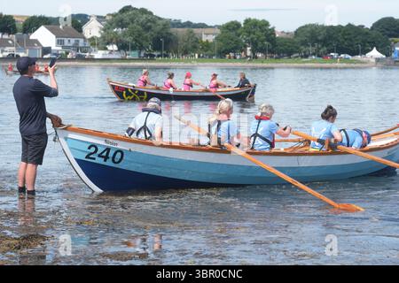 Stranraer, Galloway, Schottland, Großbritannien - SkiffieWorlds - Donnerstag, 10. Juli 2025 – über 2.000 Teilnehmer aus 79 Küstenruderclubs aus ganz Großbritannien und Australien, Südafrika, den Niederlanden, Kanada und den USA nehmen an Rennbooten auf einem 2 km langen Küstenkurs am Loch Ryan Teil – das lokale Wetter war heute über 23c und stellte eine zusätzliche Herausforderung dar. SkiffieWorlds endet am Samstag, den 12. Juli 2025. Foto Steven May / Alamy Live News Stockfoto