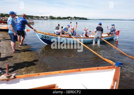 Stranraer, Galloway, Schottland, Großbritannien - SkiffieWorlds - Donnerstag, 10. Juli 2025 – über 2.000 Teilnehmer aus 79 Küstenruderclubs aus ganz Großbritannien und Australien, Südafrika, den Niederlanden, Kanada und den USA nehmen an Rennbooten auf einem 2 km langen Küstenkurs am Loch Ryan Teil – das lokale Wetter war heute über 23c und stellte eine zusätzliche Herausforderung dar. SkiffieWorlds endet am Samstag, den 12. Juli 2025. Foto Steven May / Alamy Live News Stockfoto