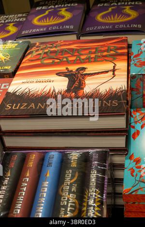 Barnes & Noble Booksellers on Fifth Avenue in New York City bietet eine große Auswahl an Büchern und Zeitschriften, USA 2025 Stockfoto