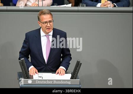 Berlin, Deutschland. Juli 2025. Adrian Grasse (CDU) spricht im Bundestag, während die Haushaltsdiskussionen fortgesetzt werden. Quelle: Niklas Treppner/dpa/Alamy Live News Stockfoto