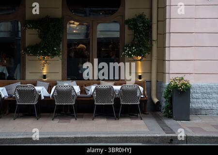 Ein charmanter und einladender Essbereich im Freien in einem gemütlichen und einladenden Restaurant Stockfoto