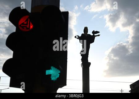 Sofia, Bulgarien - 14. Juni 2025: Ampel und Denkmal der Heiligen Sofia - Schutzpatron der Stadt. Stockfoto