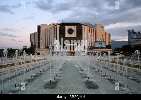 Sofia, Bulgarien - 14. Juni 2025: Der nationale Kulturpalast - Kongresszentrum Sofia (NDK). Stockfoto