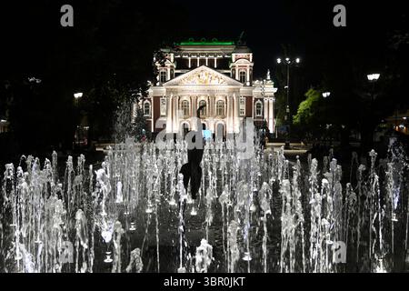 Sofia, Bulgarien - 14. Juni 2025: Das Ivan-Vazov-Nationaltheater in Sofia bei Nacht. Stockfoto