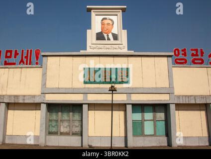 Kim Il Sung Propaganda Porträt auf einem Gebäude, DGC, Pjöngjang, Nordkorea Stockfoto
