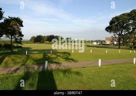 03061310/GANTON GC, Yorkshire, Vereinigtes Königreich/Foto Mark Newcombe Bildnachweis: Mark Newcombe / Visions in Golf der Ganton Golf Club, in North Yorkshire, England, wurde 1891 gegründet. Ursprünglich von Tom Chisholm und Robert Bird entworfen, wurde der Platz von legendären Architekten wie Harry Vardon, James Braid, Harry Colt und Alister MacKenzie verfeinert. Ganton ist bekannt für seine tiefen Bunker und sein anspruchsvolles Layout und ist ein echter Test für Links-ähnliche Golfplätze im Landesinneren. Der Club hat bereits renommierte Veranstaltungen veranstaltet, darunter den Ryder Cup 1949, den Curtis Cup 2000 und den Walker Cup 2003 Stockfoto