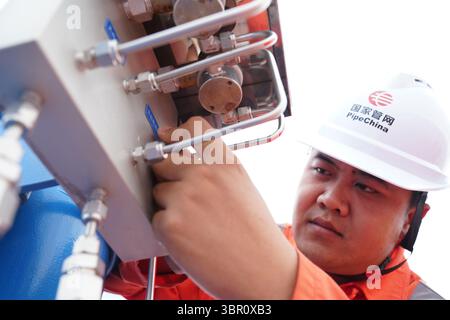Heihe, Chinas Provinz Heilongjiang. Juli 2025. Ein Arbeiter unterhält am 9. Juli 2025 eine Anlage in einer Gasfernleitungsstation in Heihe, nordöstlich Chinas Provinz Heilongjiang. Seit dem 10. Juli hat das kumulative Gasübertragungsvolumen des China-russischen Abschnitts der Erdgaspipeline der Ostroute China-Russland 100 Milliarden Kubikmeter übertroffen. Der China-Abschnitt der Pipeline beginnt in Heihe, einer Stadt im Nordosten des Landes, die an Russland grenzt, und transportiert Erdgas von Sibirien bis nach Shanghai, Chinas Wirtschafts- und Finanzzentrum. Quelle: Wang Song/Xinhua/Alamy Live News Stockfoto