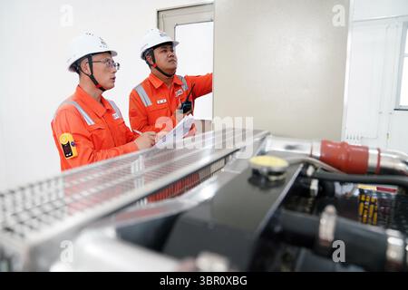 Heihe, Chinas Provinz Heilongjiang. Juli 2025. Arbeiter überprüfen Einrichtungen in einer Gasfernleitungsstation in Heihe, nordöstlicher chinesischer Provinz Heilongjiang, 9. Juli 2025. Seit dem 10. Juli hat das kumulative Gasübertragungsvolumen des China-russischen Abschnitts der Erdgaspipeline der Ostroute China-Russland 100 Milliarden Kubikmeter übertroffen. Der China-Abschnitt der Pipeline beginnt in Heihe, einer Stadt im Nordosten des Landes, die an Russland grenzt, und transportiert Erdgas von Sibirien bis nach Shanghai, Chinas Wirtschafts- und Finanzzentrum. Quelle: Wang Song/Xinhua/Alamy Live News Stockfoto