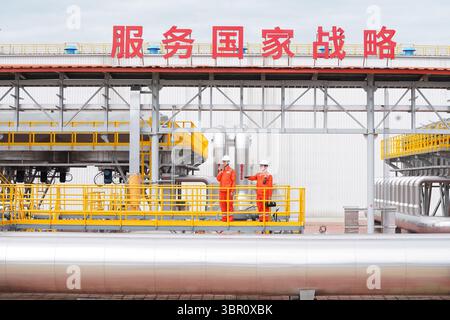 Heihe, Chinas Provinz Heilongjiang. Juli 2025. Ingenieure überprüfen Einrichtungen an einer Gasfernleitungsstation in Heihe, nordöstlicher chinesischer Provinz Heilongjiang, 9. Juli 2025. Seit dem 10. Juli hat das kumulative Gasübertragungsvolumen des China-russischen Abschnitts der Erdgaspipeline der Ostroute China-Russland 100 Milliarden Kubikmeter übertroffen. Der China-Abschnitt der Pipeline beginnt in Heihe, einer Stadt im Nordosten des Landes, die an Russland grenzt, und transportiert Erdgas von Sibirien bis nach Shanghai, Chinas Wirtschafts- und Finanzzentrum. Quelle: Wang Song/Xinhua/Alamy Live News Stockfoto