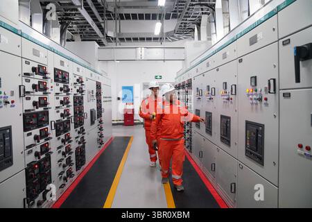 Heihe, Chinas Provinz Heilongjiang. Juli 2025. Arbeiter überprüfen Einrichtungen in einer Gasfernleitungsstation in Heihe, nordöstlicher chinesischer Provinz Heilongjiang, 9. Juli 2025. Seit dem 10. Juli hat das kumulative Gasübertragungsvolumen des China-russischen Abschnitts der Erdgaspipeline der Ostroute China-Russland 100 Milliarden Kubikmeter übertroffen. Der China-Abschnitt der Pipeline beginnt in Heihe, einer Stadt im Nordosten des Landes, die an Russland grenzt, und transportiert Erdgas von Sibirien bis nach Shanghai, Chinas Wirtschafts- und Finanzzentrum. Quelle: Wang Song/Xinhua/Alamy Live News Stockfoto