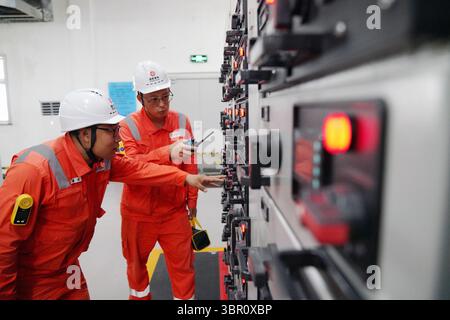 Heihe, Chinas Provinz Heilongjiang. Juli 2025. Arbeiter überprüfen Einrichtungen in einer Gasfernleitungsstation in Heihe, nordöstlicher chinesischer Provinz Heilongjiang, 9. Juli 2025. Seit dem 10. Juli hat das kumulative Gasübertragungsvolumen des China-russischen Abschnitts der Erdgaspipeline der Ostroute China-Russland 100 Milliarden Kubikmeter übertroffen. Der China-Abschnitt der Pipeline beginnt in Heihe, einer Stadt im Nordosten des Landes, die an Russland grenzt, und transportiert Erdgas von Sibirien bis nach Shanghai, Chinas Wirtschafts- und Finanzzentrum. Quelle: Wang Song/Xinhua/Alamy Live News Stockfoto