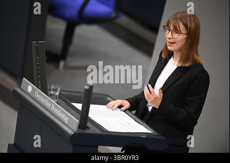 Berlin, Deutschland. Juli 2025. Jeanne Dillschneider (Grüne) spricht im Bundestag, während die Haushaltsdiskussionen fortgesetzt werden. Quelle: Niklas Treppner/dpa/Alamy Live News Stockfoto