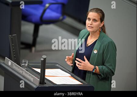 Berlin, Deutschland. Juli 2025. Maja Wallstein (SPD) spricht im Bundestag, während die Haushaltsdiskussionen fortgesetzt werden. Quelle: Niklas Treppner/dpa/Alamy Live News Stockfoto