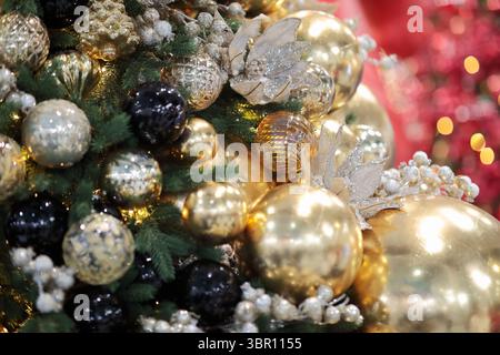 Dekoriert mit verschiedenen Kugeln Weihnachtsbaum aus nächster Nähe. Selektiver Fokus. Stockfoto