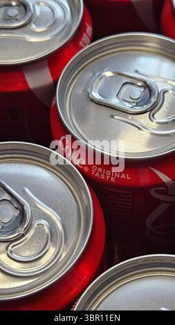 Gestapelte Soda-Dosen aus nächster Nähe – Draufsicht der Coca-Cola-Aluminum-Getränkecontainer.Riga.Lettland.10.07.2025 Stockfoto