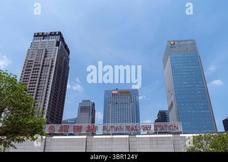 Schild zum Bahnhof Futian in Shenzhen, einem modernen Hochgeschwindigkeitsbahnknotenpunkt in China, Stadtentwicklung und Zugverkehr im Geschäftsviertel Stockfoto