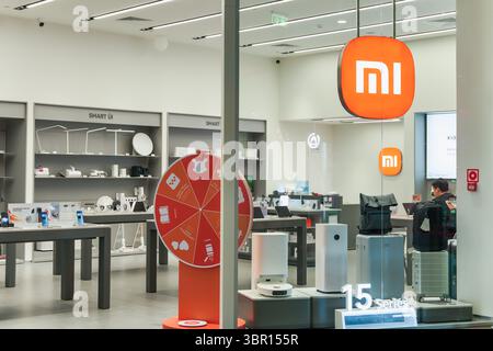 Almaty, Kasachstan - 4. Juli 2025: Xiaomi-Laden im Einkaufszentrum. Moderne Elektronik Stockfoto
