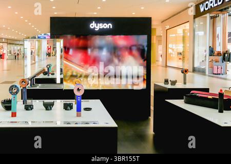 Almaty, Kasachstan - 4. Juli 2025: Dyson-Vitrine in einem Einkaufszentrum. Moderne Elektronik Stockfoto