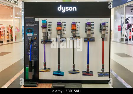 Almaty, Kasachstan - 4. Juli 2025: Dyson-Staubsauger in einem Geschäft ausgestellt. Wireless-Technologie Stockfoto