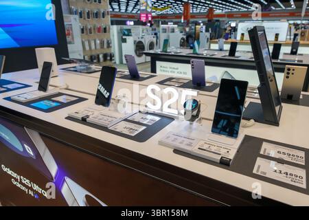 Almaty, Kasachstan - 4. Juli 2025: Showcase mit Gadgets samsung Electronics. Moderne Kommunikationstechnologien Stockfoto