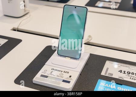 Almaty, Kasachstan - 4. Juli 2025: Samsung Galaxy S25 im Schaufenster. Moderne Kommunikationstechnologien Stockfoto