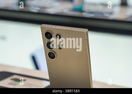 Almaty, Kasachstan - 4. Juli 2025: Die Rückseite des Samsung Galaxy S25 Telefons mit Kameras. Moderne Kommunikationstechnologien Stockfoto