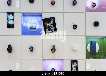 Almaty, Kasachstan - 4. Juli 2025: Werbetafel mit samsung-Gadgets. Moderne Kommunikationstechnologien Stockfoto