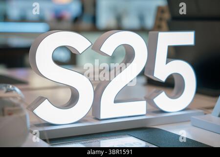 Almaty, Kasachstan - 4. Juli 2025: 3d führte Werbung für samsung S25-Telefon. Moderne Kommunikationstechnologien Stockfoto