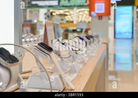 Almaty, Kasachstan - 4. Juli 2025: Schaufenster mit elektronischen Smartwuchten. Moderne Kommunikationstechnologien Stockfoto