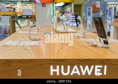Almaty, Kasachstan - 4. Juli 2025: Präsentation mit Huawei-Gadgets. Moderne Kommunikationstechnologien Stockfoto
