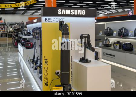 Almaty, Kasachstan - 4. Juli 2025: Vitrine mit Samsung maßgeschneidertem Jet Staubsauger. Wireless-Technologie Stockfoto