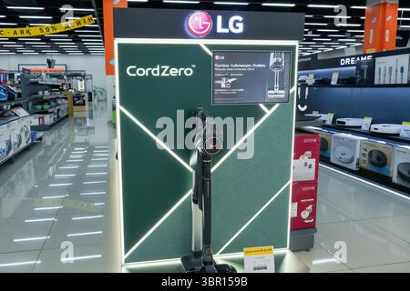 Almaty, Kasachstan - 04. Juli 2025: Präsentation mit Staubsauger LG CordZero A9K. Wireless-Technologien Stockfoto