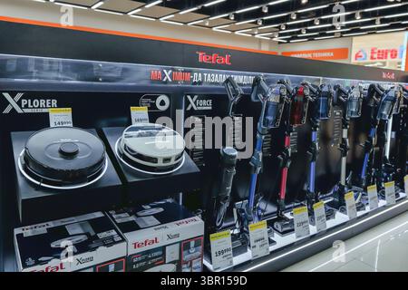 Almaty, Kasachstan - 4. Juli 2025: Präsentation mit schnurlosen Staubsaugern Tefal. Wireless-Technologien Stockfoto