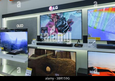 Almaty, Kasachstan - 4. Juli 2025: Präsentation mit LG-Fernsehern im Geschäft. Moderne LED-Anzeige Stockfoto