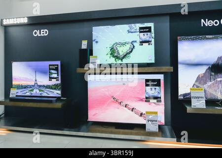 Almaty, Kasachstan - 4. Juli 2025: Präsentation mit Samsung-Fernsehern im Geschäft. Moderne LED-Anzeige Stockfoto