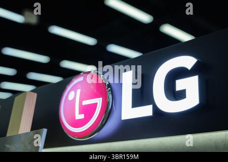 Almaty, Kasachstan - 4. Juli 2025: Glowing ICE Logo LG. Moderne elektronische Geräte Stockfoto