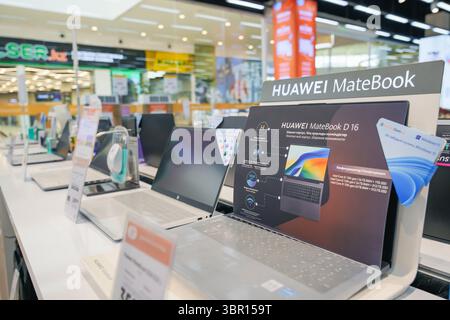 Almaty, Kasachstan - 04. Juli 2025: Vitrine mit Huawei Matebook D16 Laptop im Geschäft. Chinesischer Hersteller Stockfoto