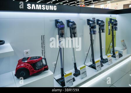 Almaty, Kasachstan - 04. Juli 2025: Vitrine mit Samsung Staubsaugern in einem Geschäft. Koreanischer Hersteller Stockfoto