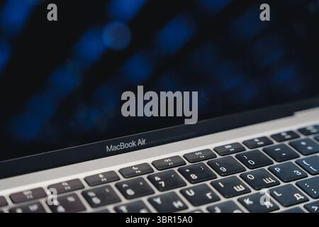 Almaty, Kasachstan – 4. Juli 2025: Name auf Apple-Laptop „MacBook Air“. Moderne Technologien Stockfoto