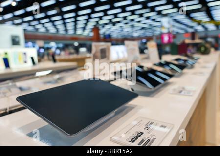 Almaty, Kasachstan - 04. Juli 2025: Vitrine mit Tablets in einem Geschäft. Moderne Gadgets Stockfoto