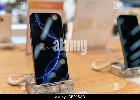 Almaty, Kasachstan - 4. Juli 2025: IPhone 16 Pro im Schaufenster. Moderne Gadgets Stockfoto