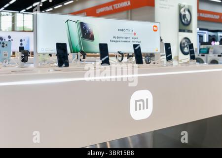 Almaty, Kasachstan - 4. Juli 2025: Präsentation mit Xiaomi Smartphones im Geschäft. Moderne Gadgets Stockfoto