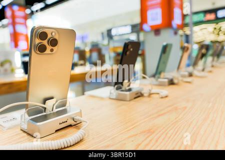 Almaty, Kasachstan - 4. Juli 2025: Präsentation mit iPhone 16 Smartphones in einem Geschäft. Moderne Gadgets Stockfoto