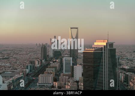 Riad, Saudi-Arabien - 22. Dezember 2024: Atemberaubendes Panorama von der Spitze des Faisaliah-Turms, Blick auf die Skyline von Riad, Saudi-Arabien Stockfoto